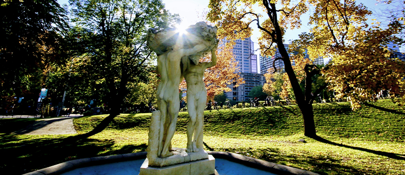 Statue The Three Bares sur le campus de McGill